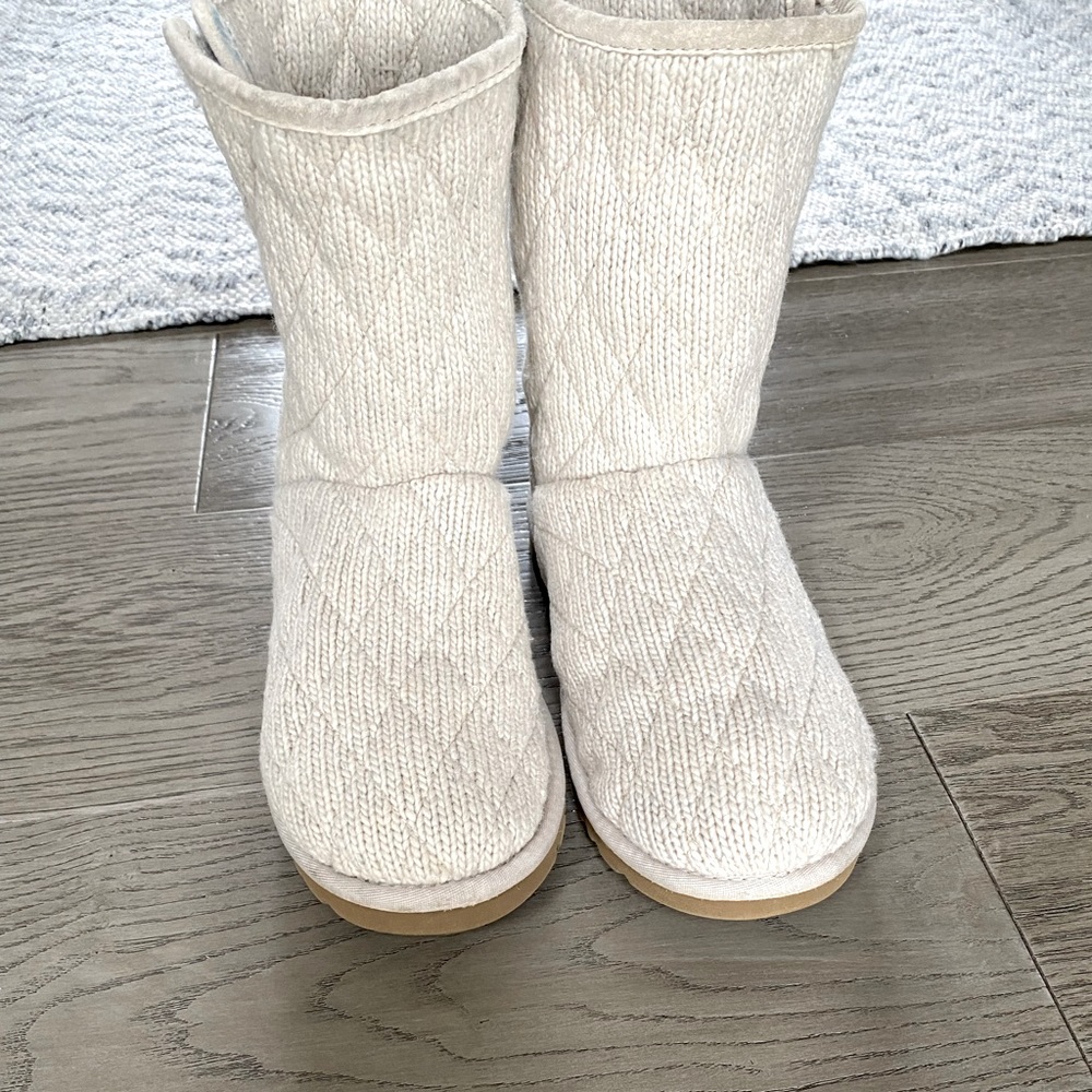 UGG knit cream short button boot